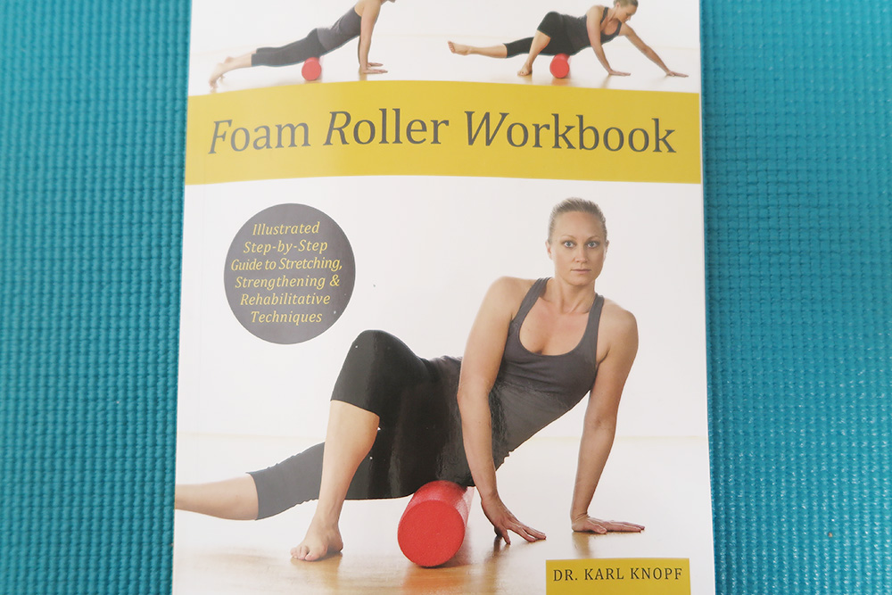 カール・ノフ（Karl Knopf）博士による著者『フォームローラーワークブック（Foam Roller Workbook）』。30年以上のキャリアで『ヘルシーヒップハンドブック（Healthy Hips Handbook）』などの出版、カリフォルニアのフットフィル大学でフィットネス・セラピスト・プログラムのコーディネートを行っています。