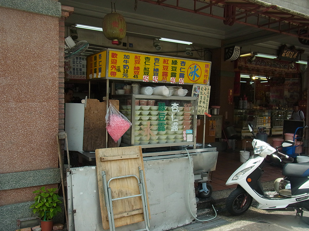 迪化街の一角、見過ごしてしまいそうな屋台です。ぜひ、探してみて！