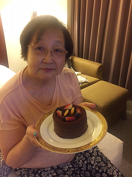 誕生日に部屋に置かれたケーキにとても喜んだ82歳になった母。少しは親孝行できたかな？