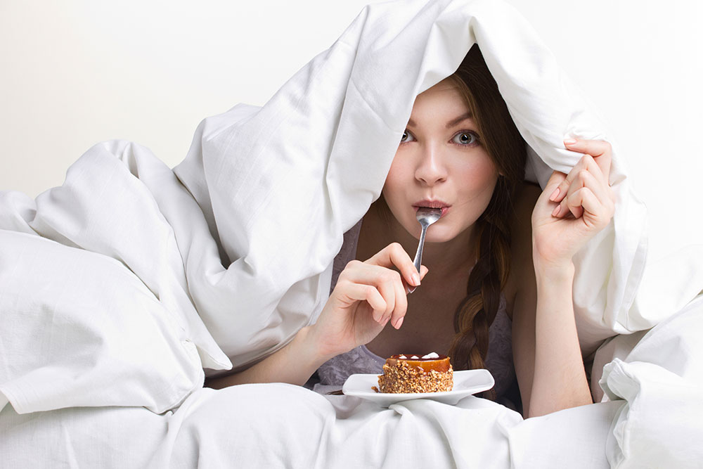 寝る前に食べても太らない？睡眠の質を上げる食べ物と避けるべき食べ物