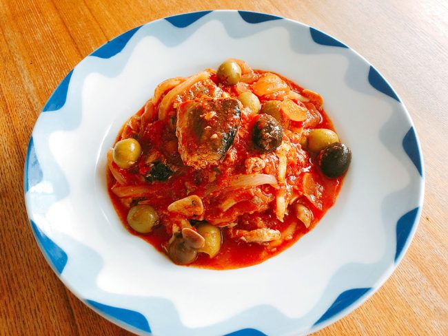 大人気の“サバの水煮缶”を使って「サバとオリーブのトマト煮」
