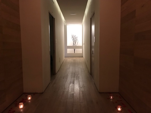 施術が行われる各々の個室に続く廊下も日本的な雰囲気。キャンドルに癒されます。