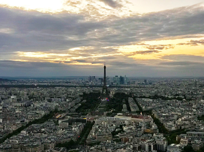 エッフェル塔がそびえ立つ、パリ市の景色。