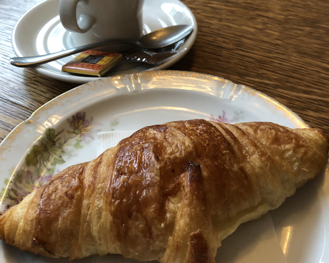 フランスらしい朝食のクロワッサンとカフェオレ！