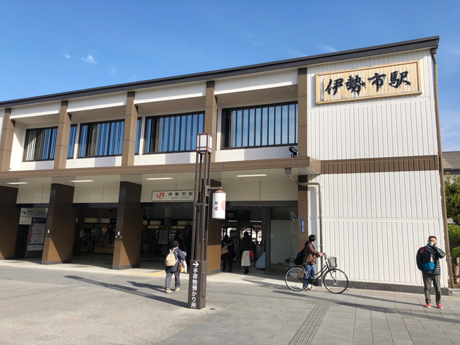 こじんまりとした伊勢市駅。