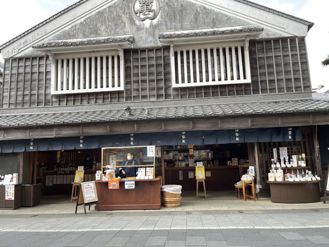 どっしりとした店構えの酒屋さん