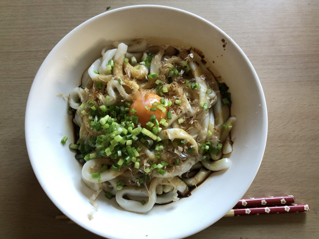 お土産で購入した「伊勢うどんキット」で作った伊勢うどん。卵のせるだけでゴージャス感が満載です！