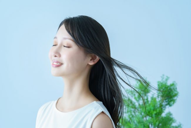 【頭皮で変わる、美の新常識⑤】ニオイ・たるみ・アウトドア習慣に効く！“育毛はまだ先”の人にも選ばれている頭皮用エッセンス
