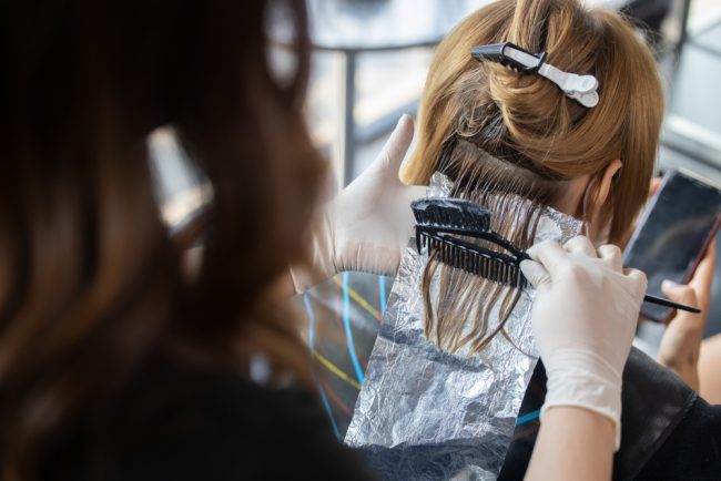 なぜ痛む?STOPパサパサ髪!知っておきたいヘアカラーの常識