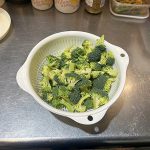 タンパク質、たっぷり摂取!お弁当にもぴったり「蒸し鶏とブロッコリーの粒マスタード和え」