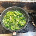 タンパク質、たっぷり摂取!お弁当にもぴったり「蒸し鶏とブロッコリーの粒マスタード和え」