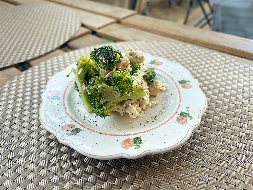 タンパク質、たっぷり摂取!お弁当にもぴったり「蒸し鶏とブロッコリーの粒マスタード和え」