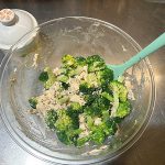 タンパク質、たっぷり摂取!お弁当にもぴったり「蒸し鶏とブロッコリーの粒マスタード和え」