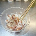 くすまない肌をつくる、初夏のタパス「新玉ネギと生ハムのマリネ」