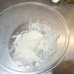 くすまない肌をつくる、初夏のタパス「新玉ネギと生ハムのマリネ」